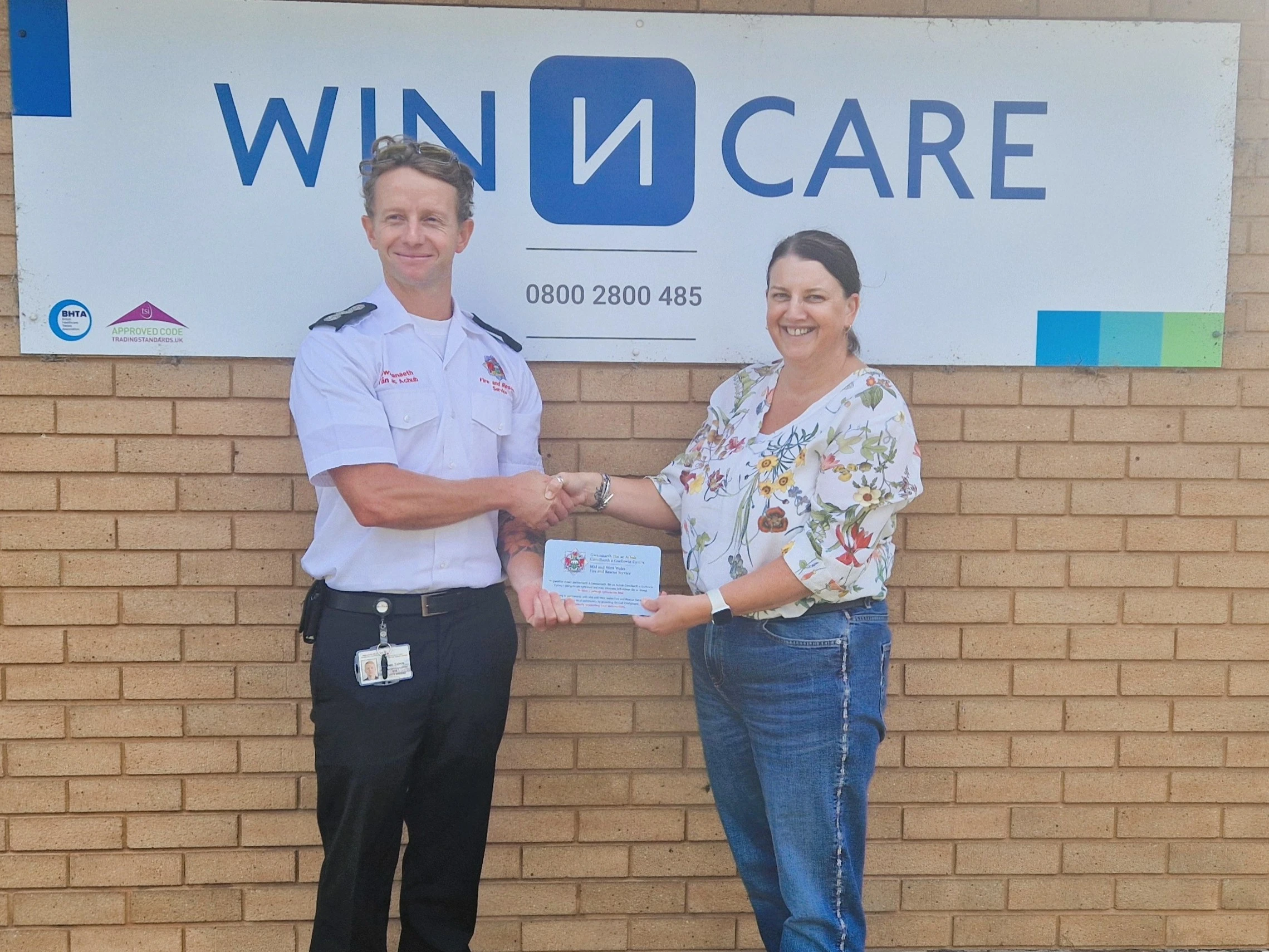 Station Manager Oli Tziros Presenting Debbie With The Plaque (1)